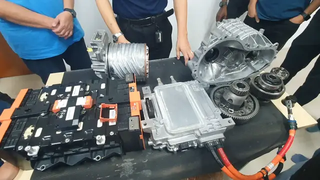 'Video thumbnail for How Does An EV Motor Work Inside The Car? '