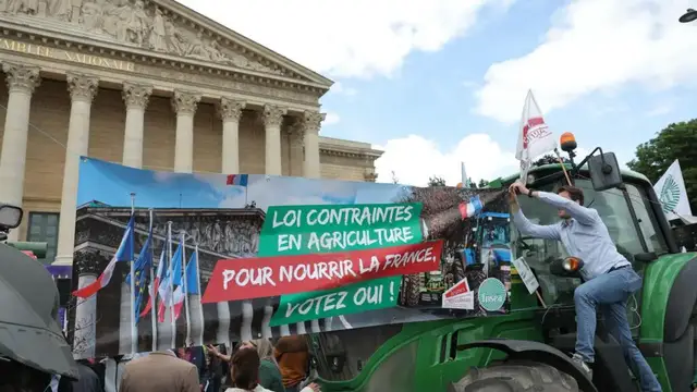 'Video thumbnail for French farmers protest against amendments filed by opposition lawmakers'