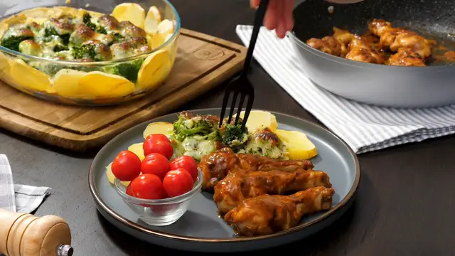 'Video thumbnail for Chicken Drumsticks with Broccoli & Potatoes '