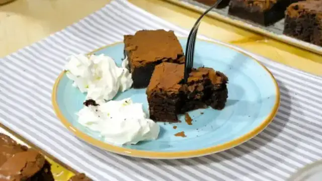 'Video thumbnail for Ultimate Fudgy Brownies: Dive into Chocolate Bliss!'