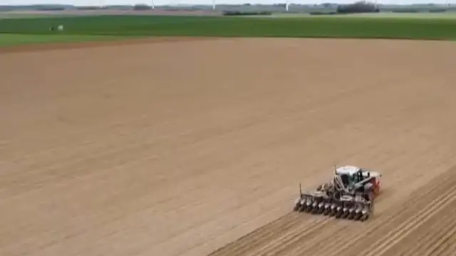 'Video thumbnail for France: Over 1,000 scientists and doctors oppose risky pesticide bill'