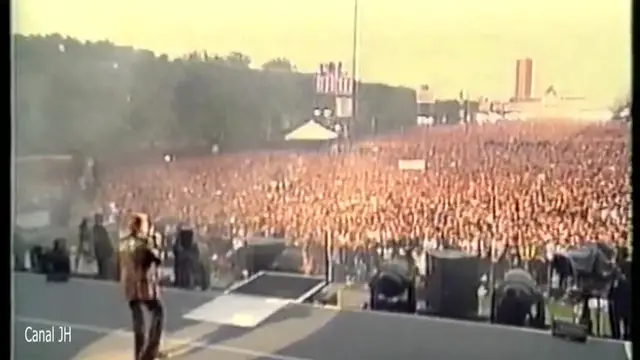 'Video thumbnail for Johnny Hallyday et Sonia Lacen - Vivre pour le meilleur - Tour eiffel 2000'