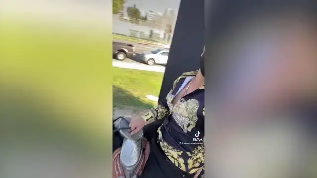 'Video thumbnail for Papá Sorprende A Su Hija Llegando A Caballo A Su Escuela Para Celebrar Sus 15 Años'