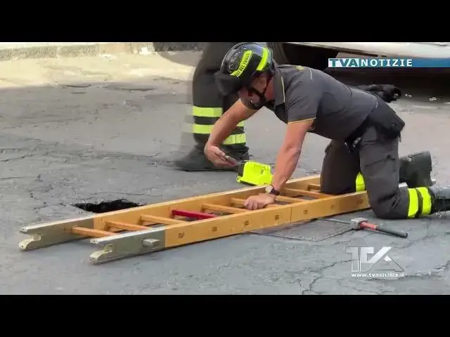 'Video thumbnail for Adrano. Voragine in via Catania. Mezzi meccanici in azione per ripristinare le condizioni di sicurez'