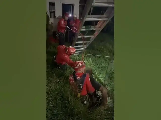 'Video thumbnail for Un hombre y su perro cayeron en un pozo negro en Córdoba y fueron rescatados por el DUAR'