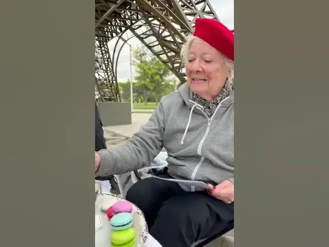 'Video thumbnail for Tiene miedo de volar, pero cumplió su sueño de merendar frente a la Torre Eiffel'