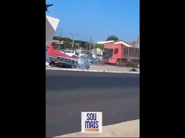 'Video thumbnail for Avião atinge van e moto antes de cair e deixa dois gravemente feridos no Piauí'