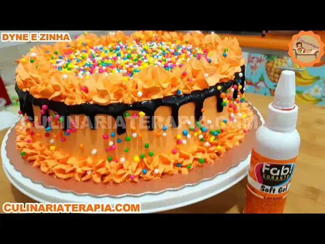 'Video thumbnail for Bolo de Cenoura Decorado com Chantininho e Ganache Decorativa Para Festas'