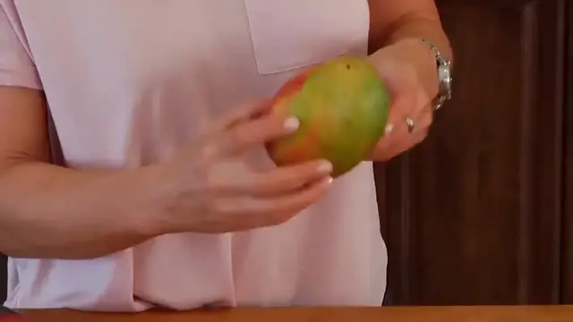 'Video thumbnail for How To Cut And Dice A Mango(720P_HD)'