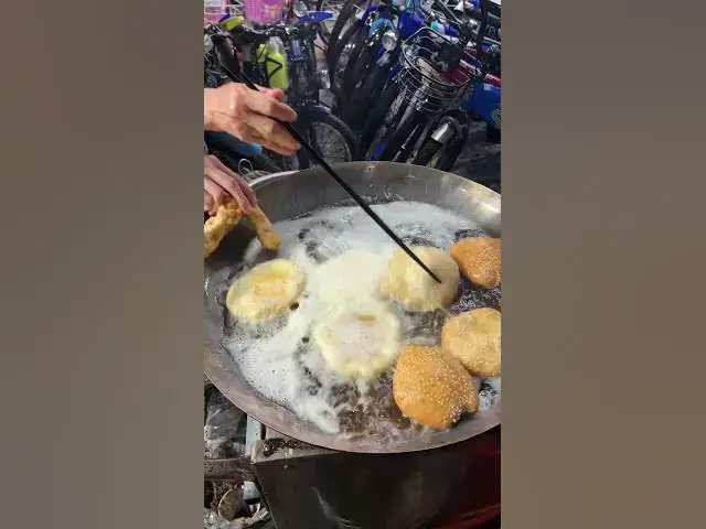 'Video thumbnail for Watch Bánh Tiêu Puff Up! Vietnamese Street Food Magic! 😍✨ #crispy #donuts #deepfrying'