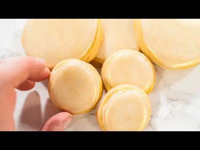 'Video thumbnail for How to Use the Dry Brush Technique for Stunning Luster Dust Effects!'