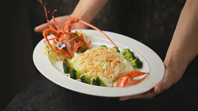 'Video thumbnail for Crab Restaurant Guide: From Casual Shacks to Upscale Feasts'